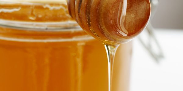 honey-jar-with-wooden-honey-dipper